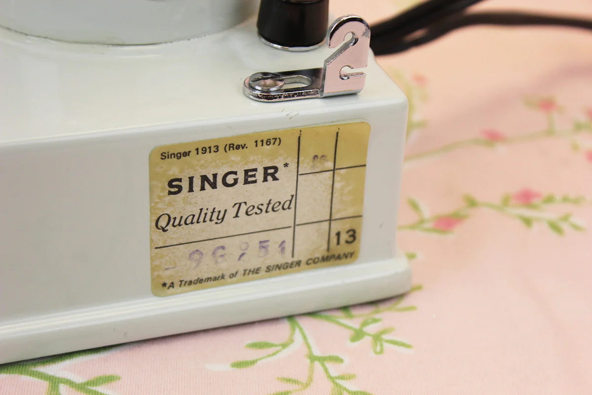 Singer Featherweight 221 Sewing Machine, WHITE FA128*** - Image 15