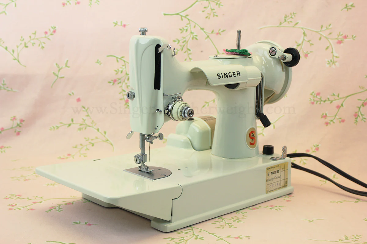 Singer Featherweight 221 Sewing Machine, WHITE FA128*** - Image 2