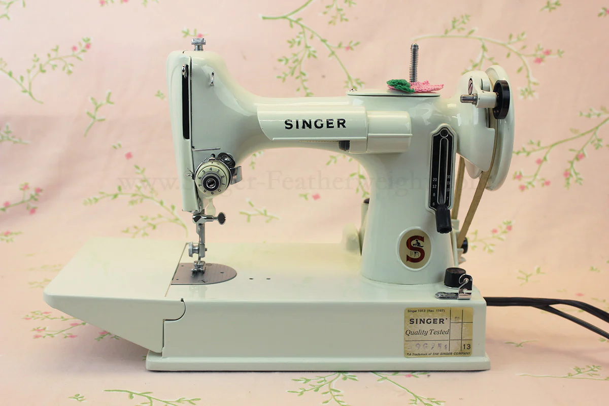 Singer Featherweight 221 Sewing Machine, WHITE FA128*** - Image 3