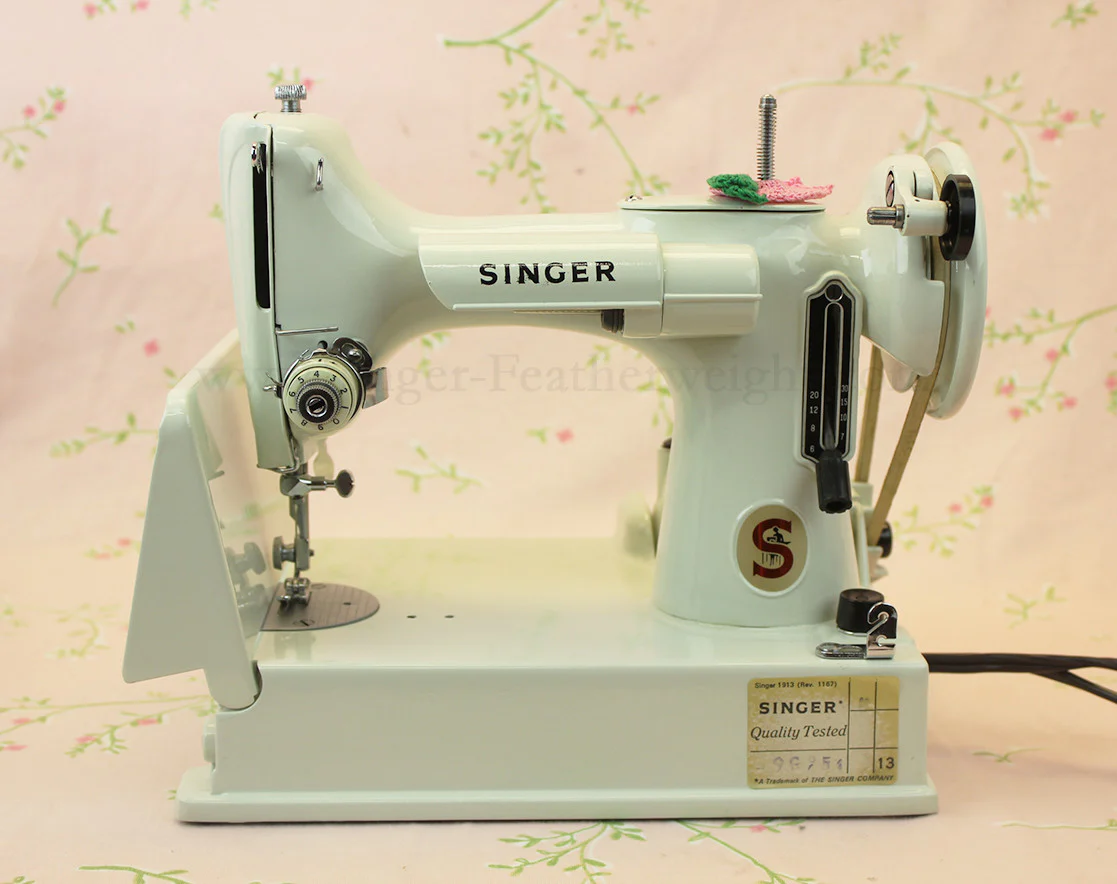 Singer Featherweight 221 Sewing Machine, WHITE FA128*** - Image 4