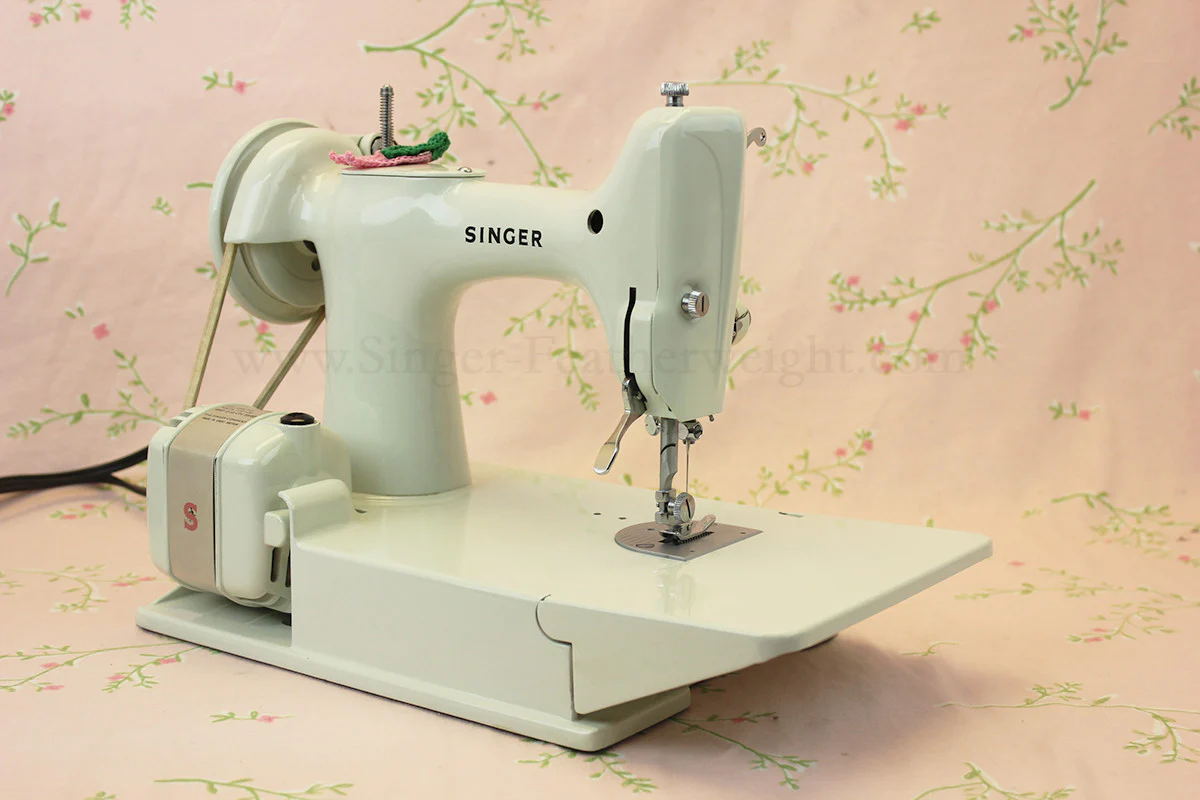 Singer Featherweight 221 Sewing Machine, WHITE FA128*** - Image 6