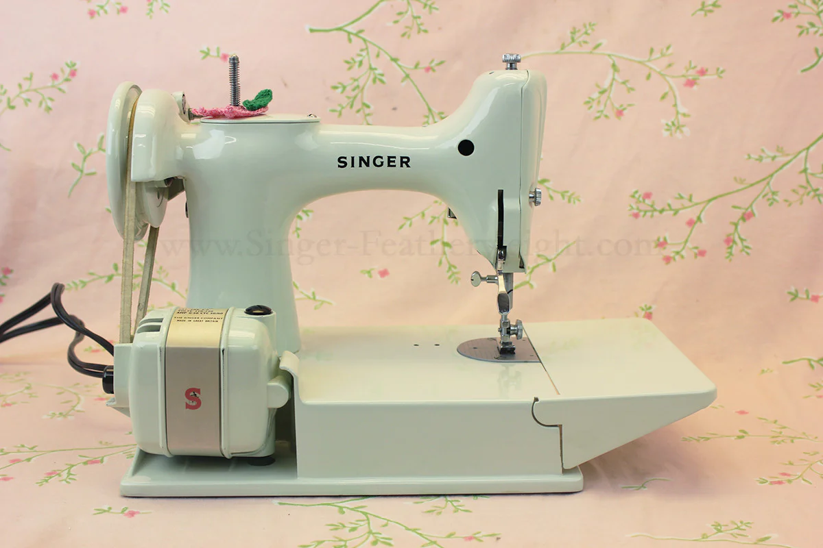 Singer Featherweight 221 Sewing Machine, WHITE FA128*** - Image 7