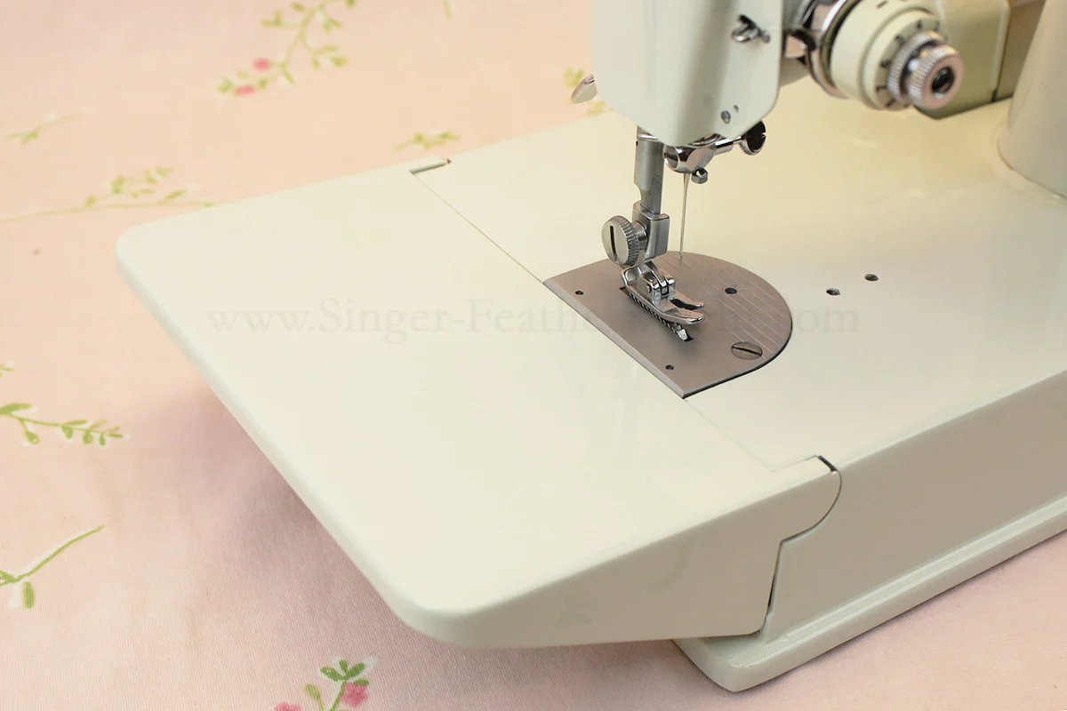 Singer Featherweight 221 Sewing Machine, WHITE FA128*** - Image 8