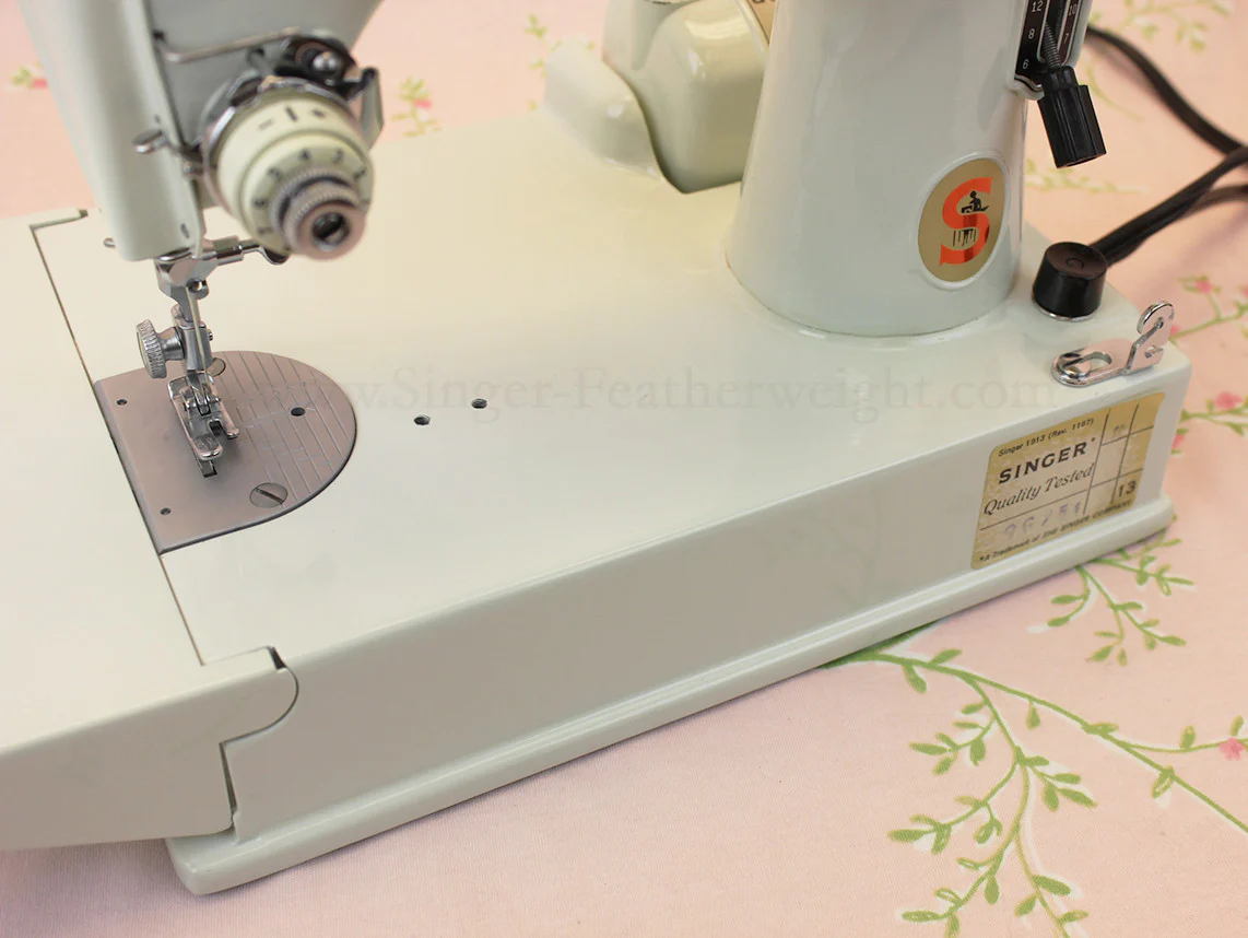 Singer Featherweight 221 Sewing Machine, WHITE FA128*** - Image 9