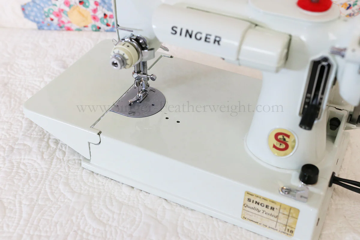 Singer Featherweight 221 Sewing Machine, WHITE FA205*** - Image 10