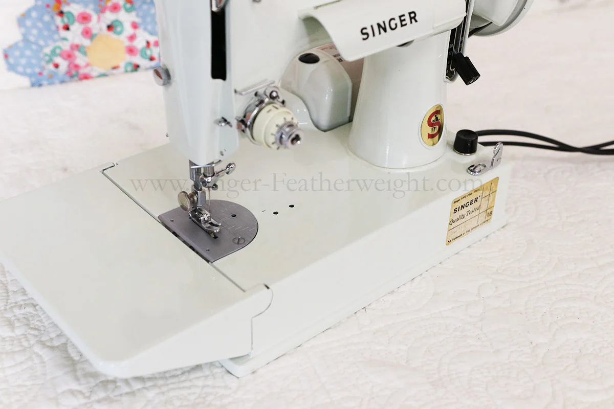 Singer Featherweight 221 Sewing Machine, WHITE FA205*** - Image 11