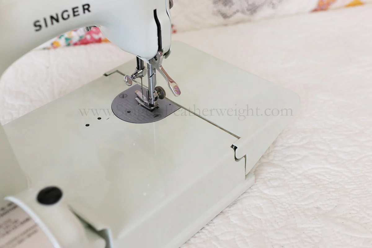 Singer Featherweight 221 Sewing Machine, WHITE FA205*** - Image 12