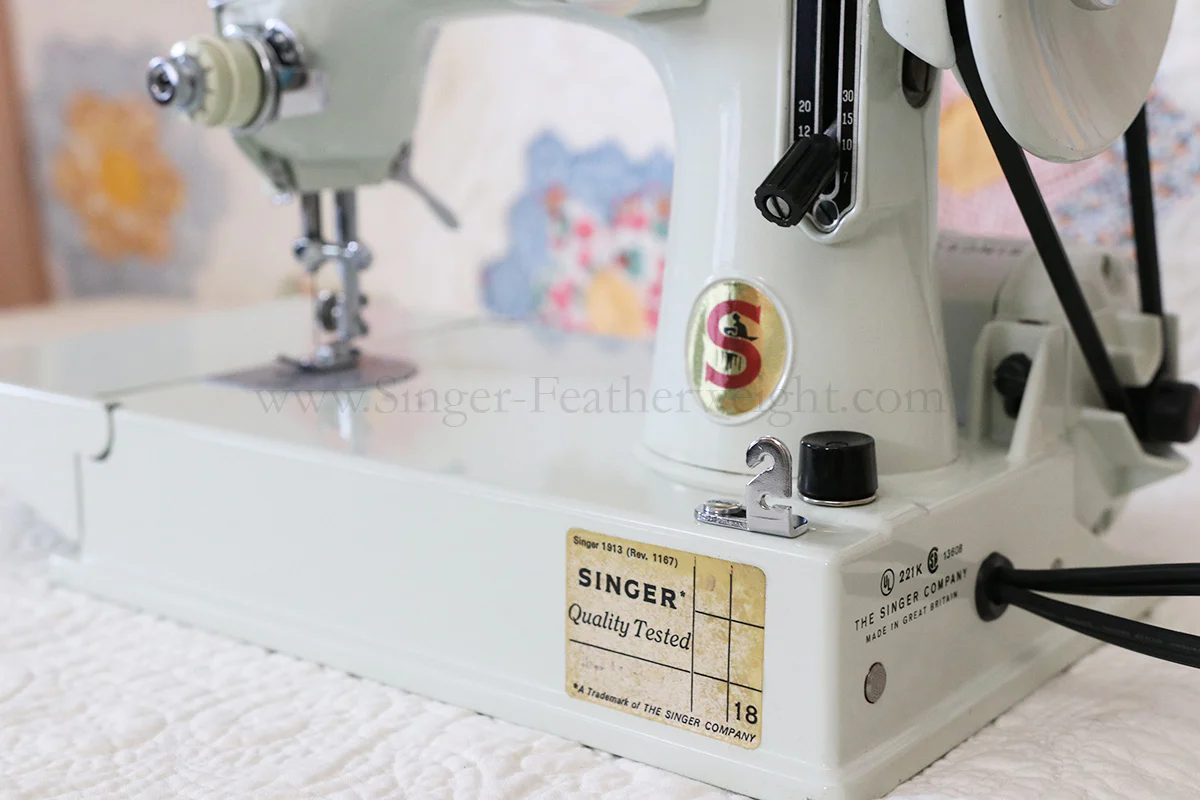 Singer Featherweight 221 Sewing Machine, WHITE FA205*** - Image 17