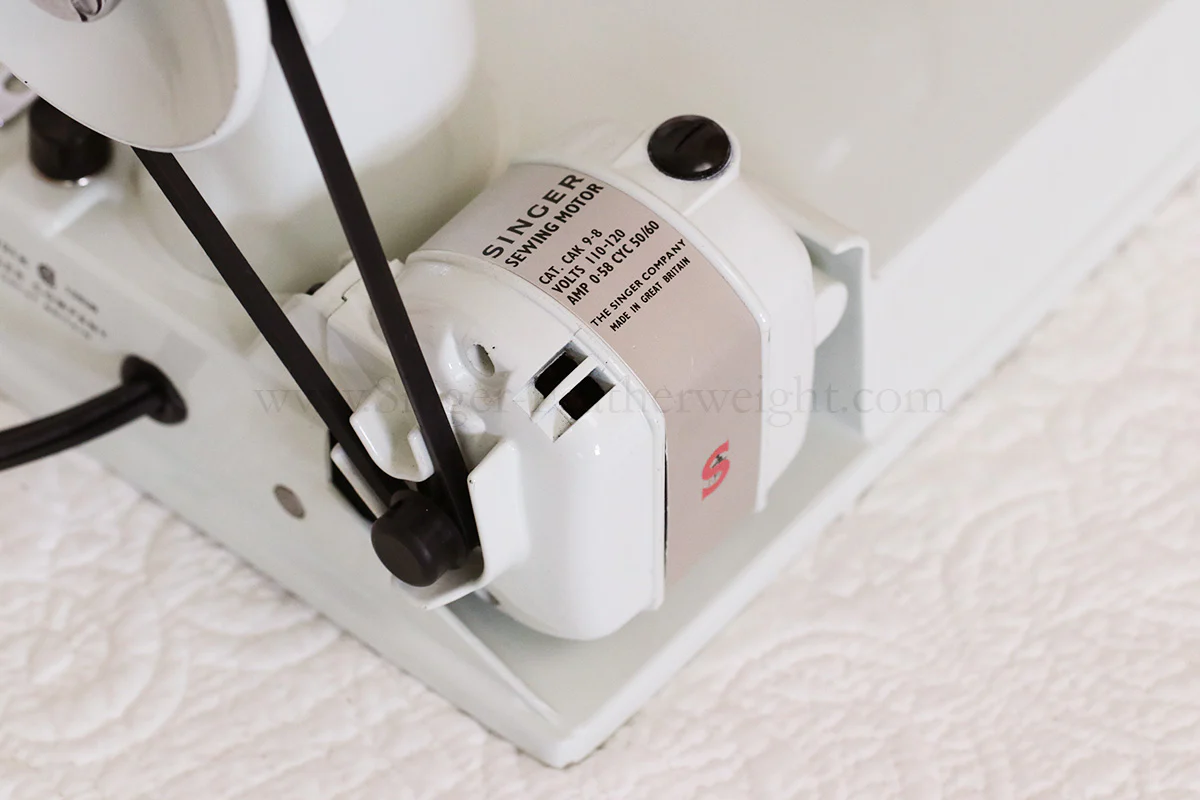 Singer Featherweight 221 Sewing Machine, WHITE FA205*** - Image 19