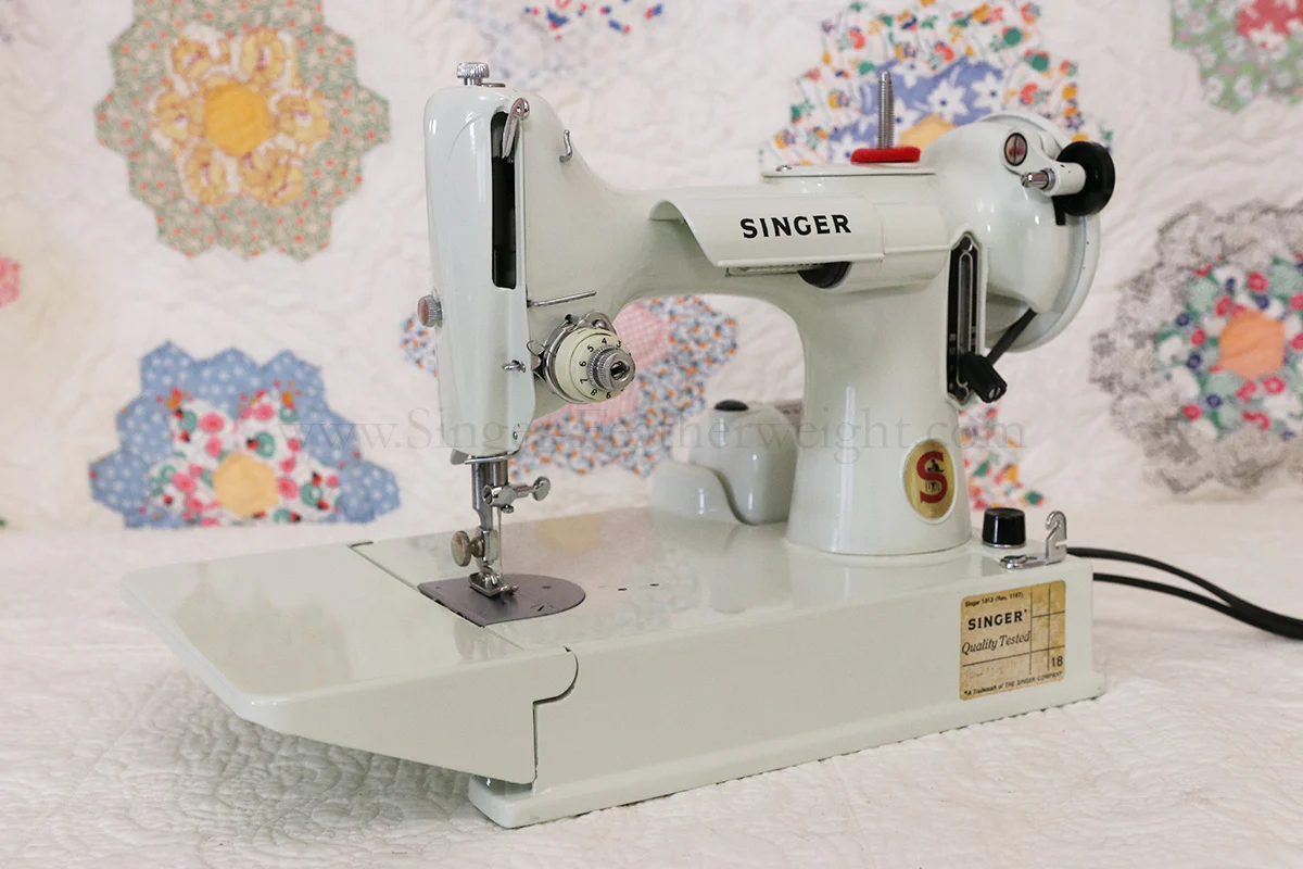 Singer Featherweight 221 Sewing Machine, WHITE FA205*** - Image 3