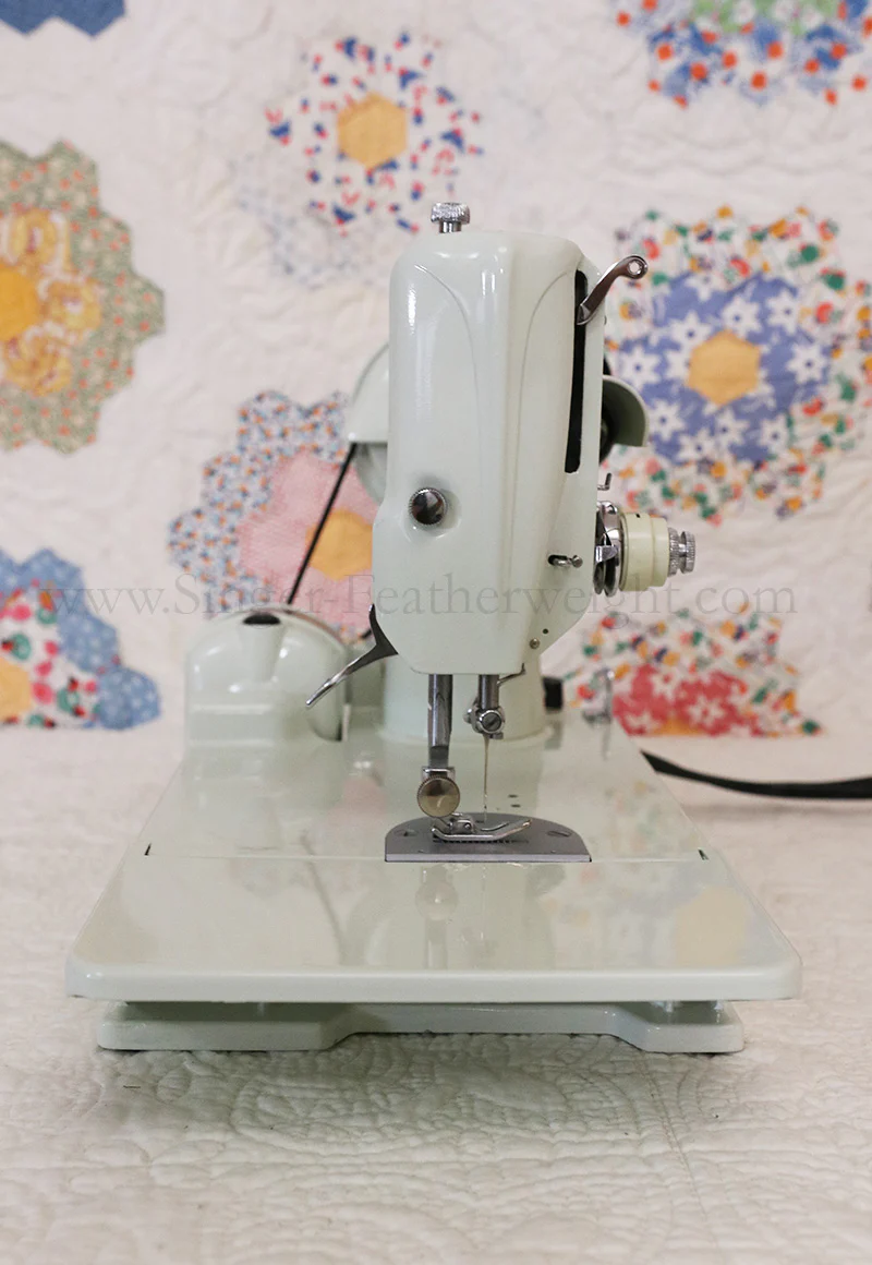 Singer Featherweight 221 Sewing Machine, WHITE FA205*** - Image 4