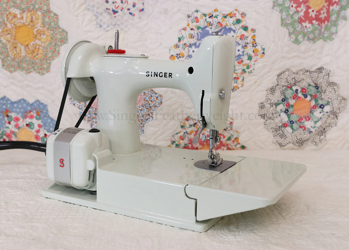 Singer Featherweight 221 Sewing Machine, WHITE FA205*** - Image 6