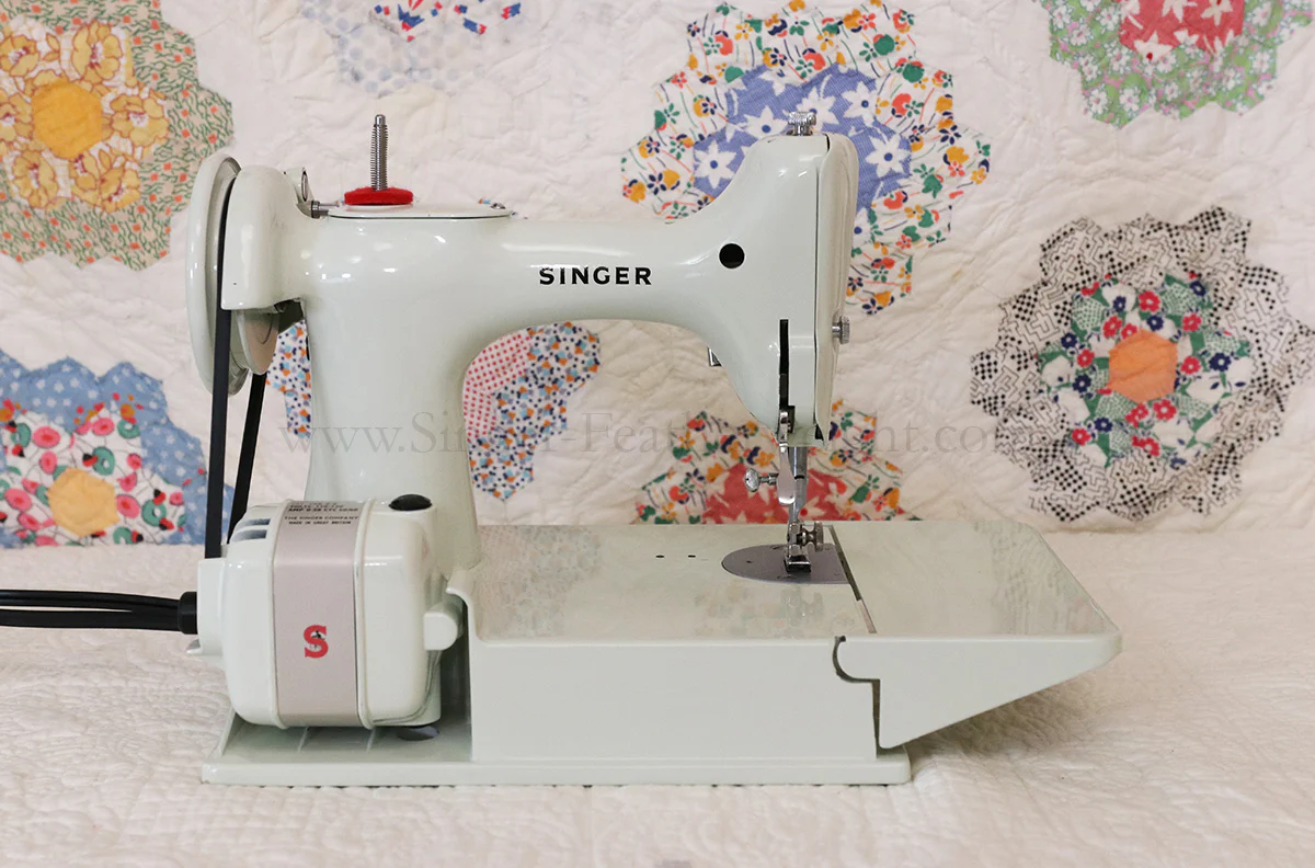 Singer Featherweight 221 Sewing Machine, WHITE FA205*** - Image 7
