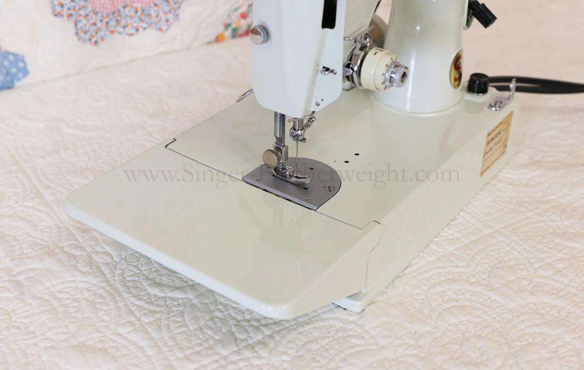 Singer Featherweight 221 Sewing Machine, WHITE FA205*** - Image 9
