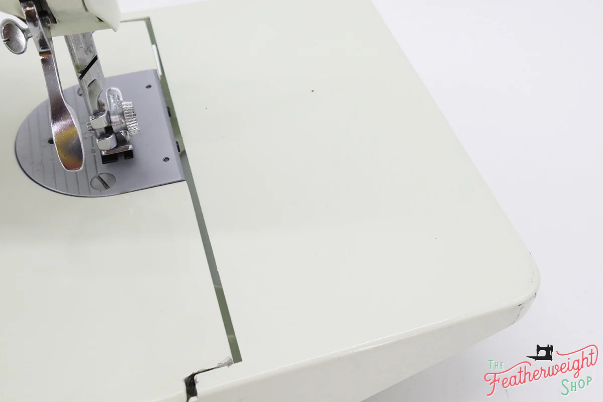 Singer Featherweight 221 Sewing Machine, WHITE FA206*** - Image 10