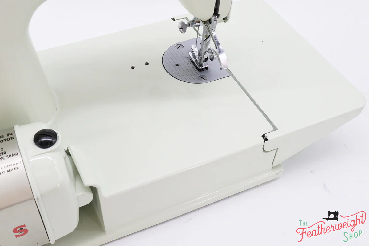 Singer Featherweight 221 Sewing Machine, WHITE FA206*** - Image 12