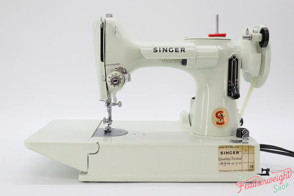 Singer Featherweight 221 Sewing Machine, WHITE FA206*** - Image 2