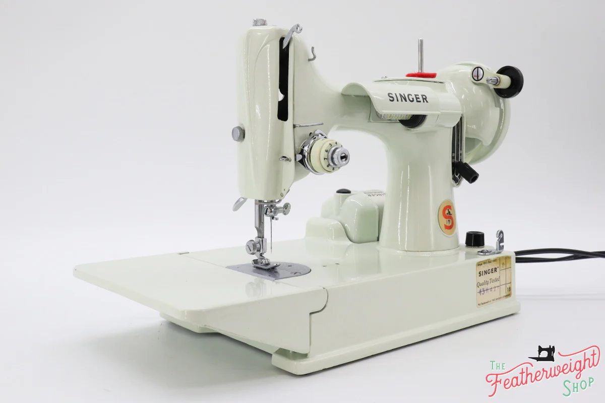 Singer Featherweight 221 Sewing Machine, WHITE FA206*** - Image 3