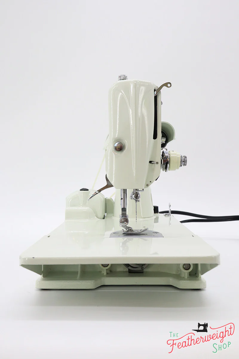 Singer Featherweight 221 Sewing Machine, WHITE FA206*** - Image 4