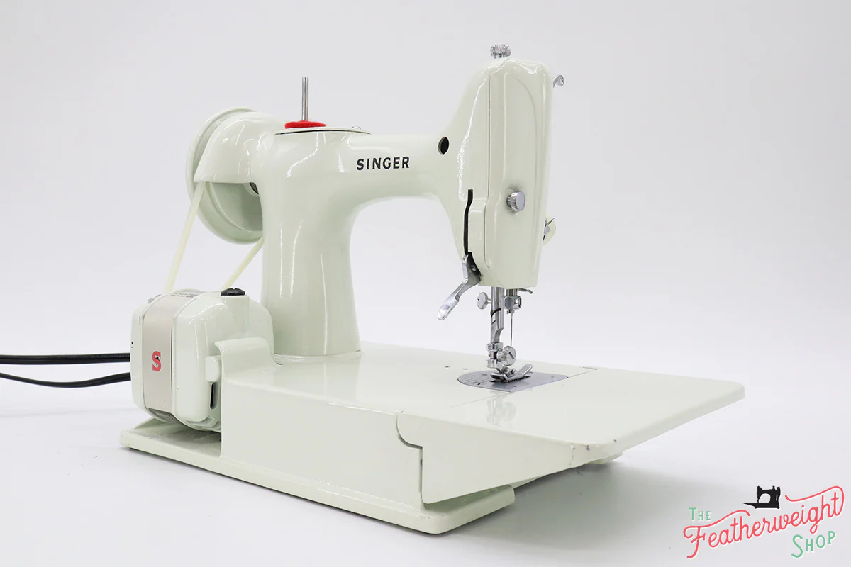 Singer Featherweight 221 Sewing Machine, WHITE FA206*** - Image 6