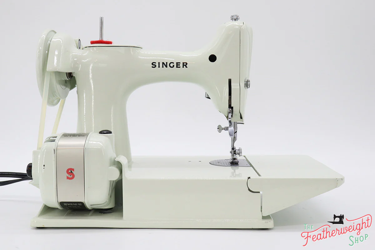 Singer Featherweight 221 Sewing Machine, WHITE FA206*** - Image 7