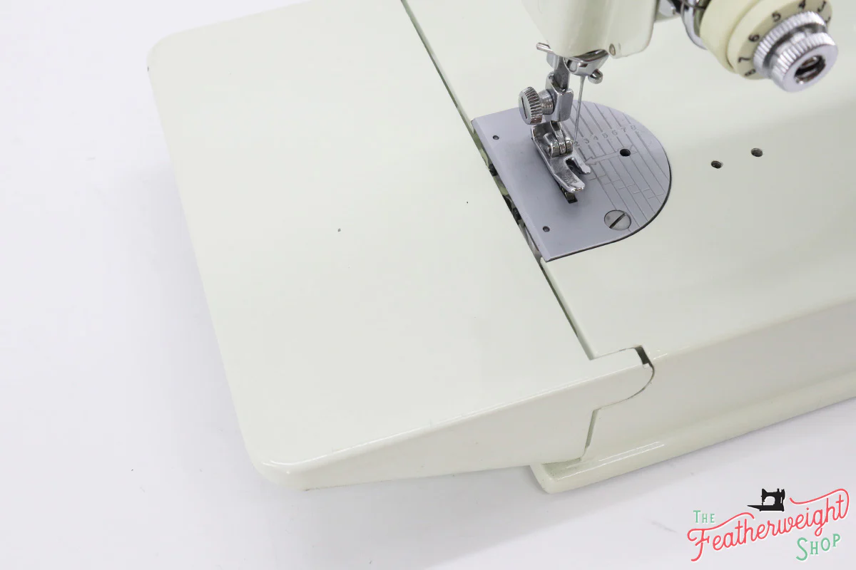 Singer Featherweight 221 Sewing Machine, WHITE FA206*** - Image 8