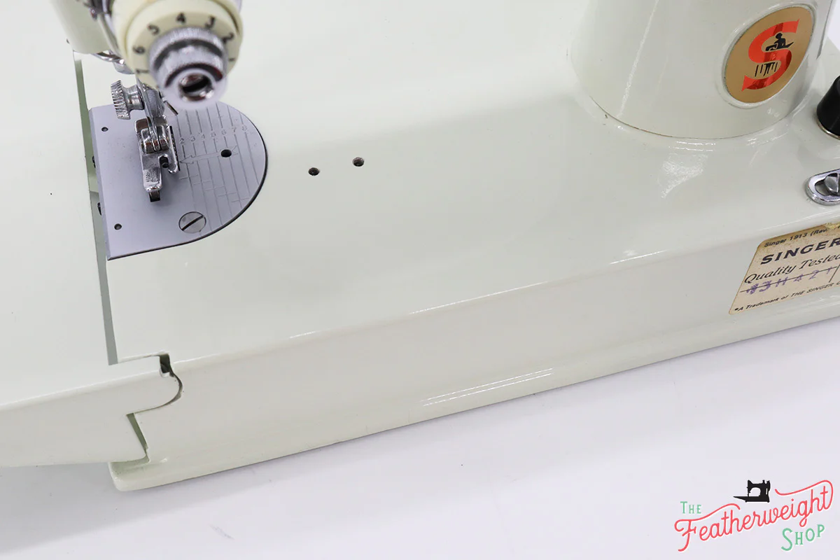 Singer Featherweight 221 Sewing Machine, WHITE FA206*** - Image 9