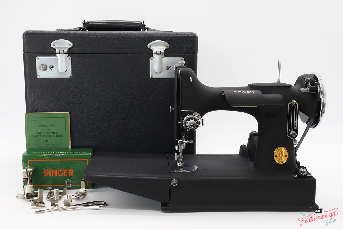 Singer Featherweight 221 Sewing Machine, WRINKLE AF388*** - Image 3