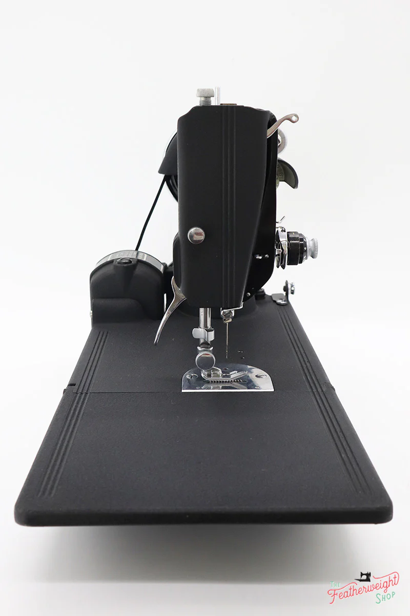Singer Featherweight 221 Sewing Machine, WRINKLE AF388*** - Image 5