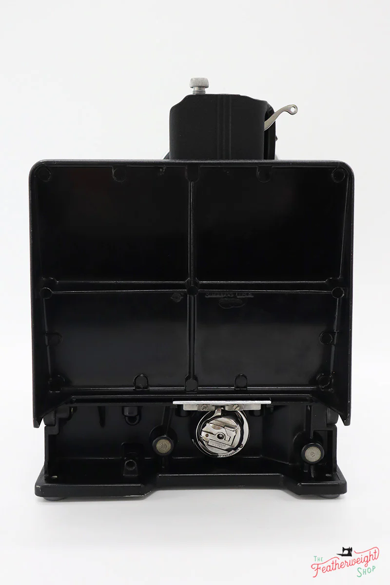 Singer Featherweight 221 Sewing Machine, WRINKLE AF388*** - Image 6