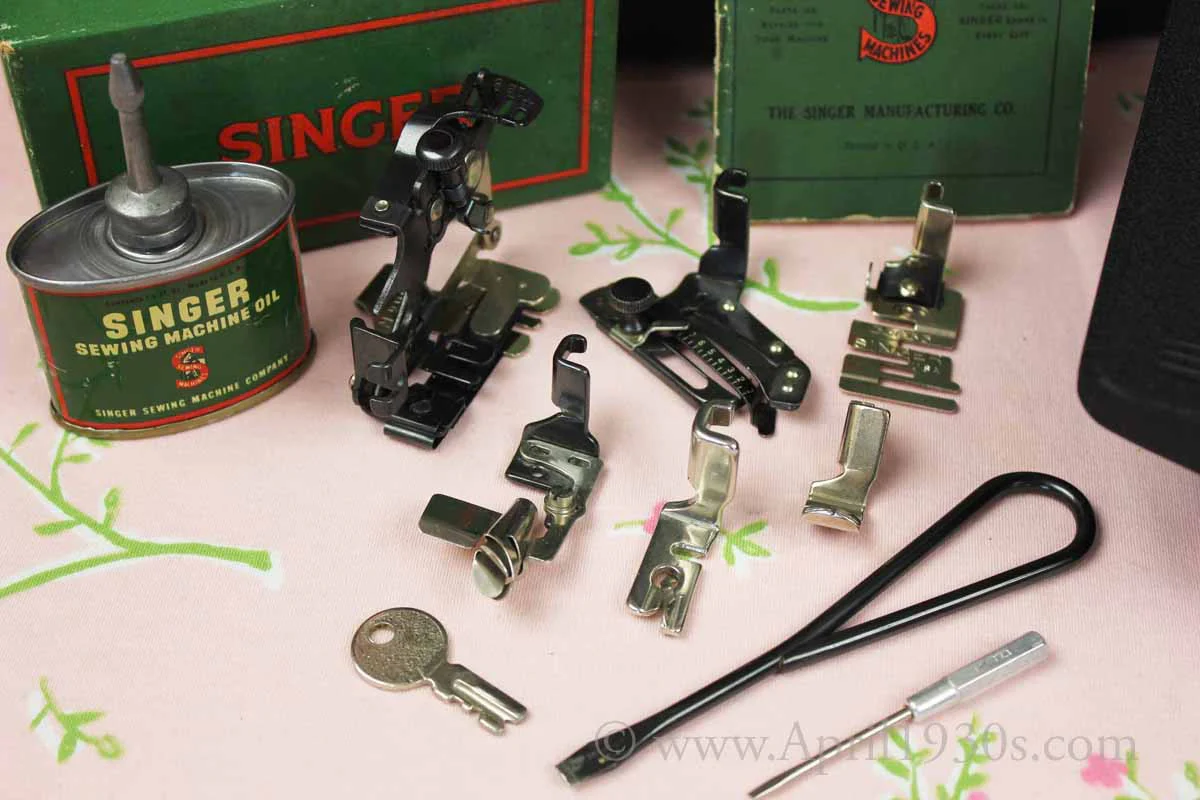 Singer Featherweight 221 Sewing Machine, WRINKLE AF589*** - Image 3