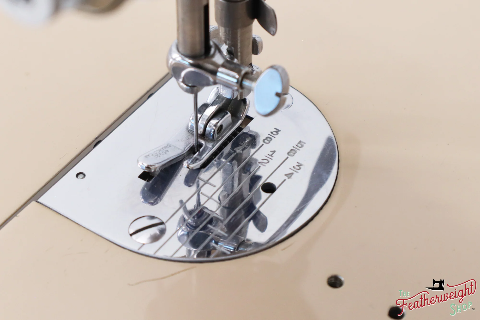 Singer Featherweight 221J Sewing Machine, Tan - JE1525** - Image 14
