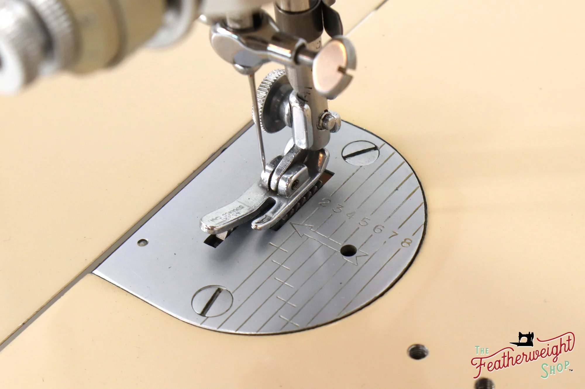Singer Featherweight 221J Sewing Machine, Tan - JE1598** - Image 18