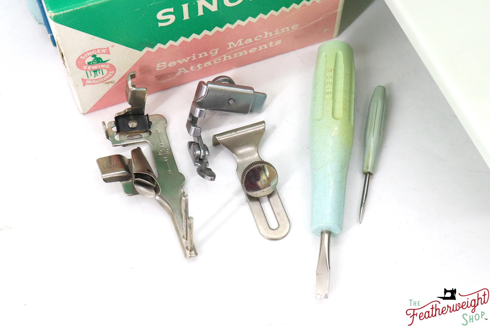 Singer Featherweight 221K Sewing Machine, British WHITE EV988*** - Image 20