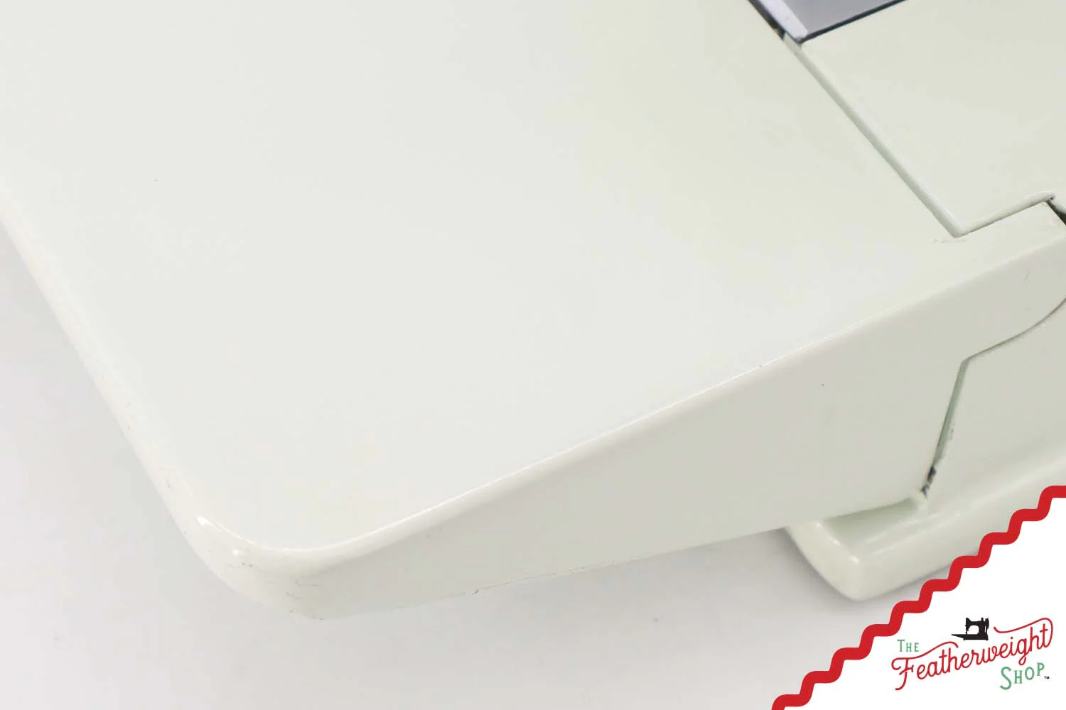 Singer Featherweight 221K Sewing Machine, British WHITE EV999*** - Image 9