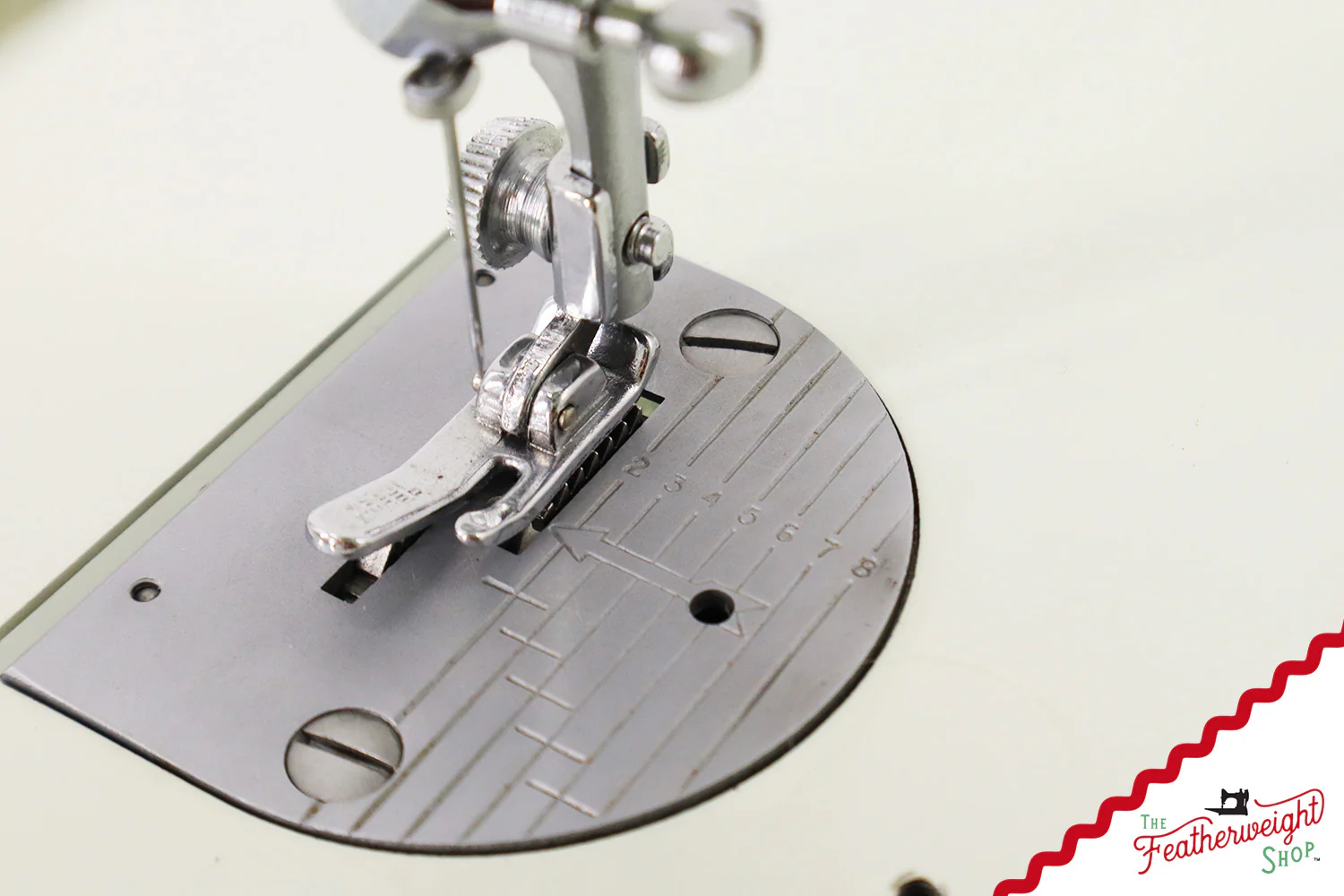Singer Featherweight 221K Sewing Machine, British WHITE FA207*** - Image 18