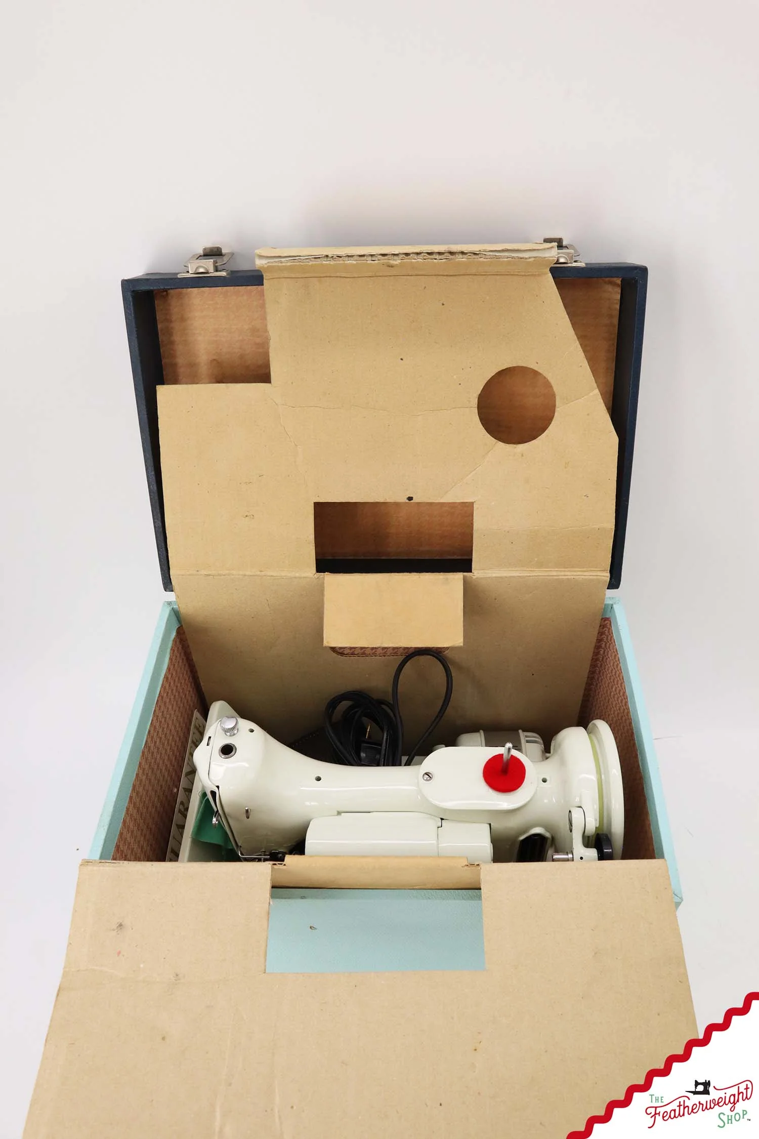 Singer Featherweight 221K Sewing Machine, British WHITE FA207*** - Image 3
