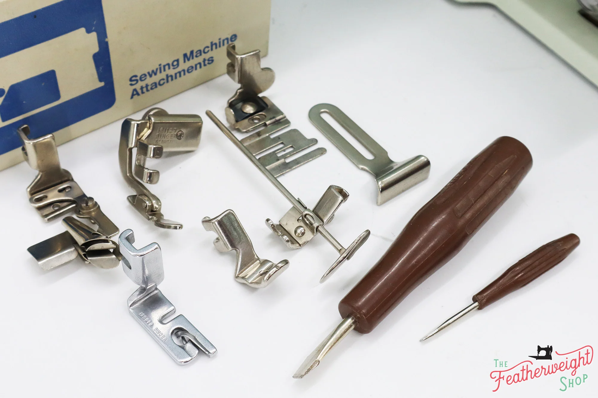 Singer Featherweight 221K Sewing Machine, British WHITE FA223*** - Image 18