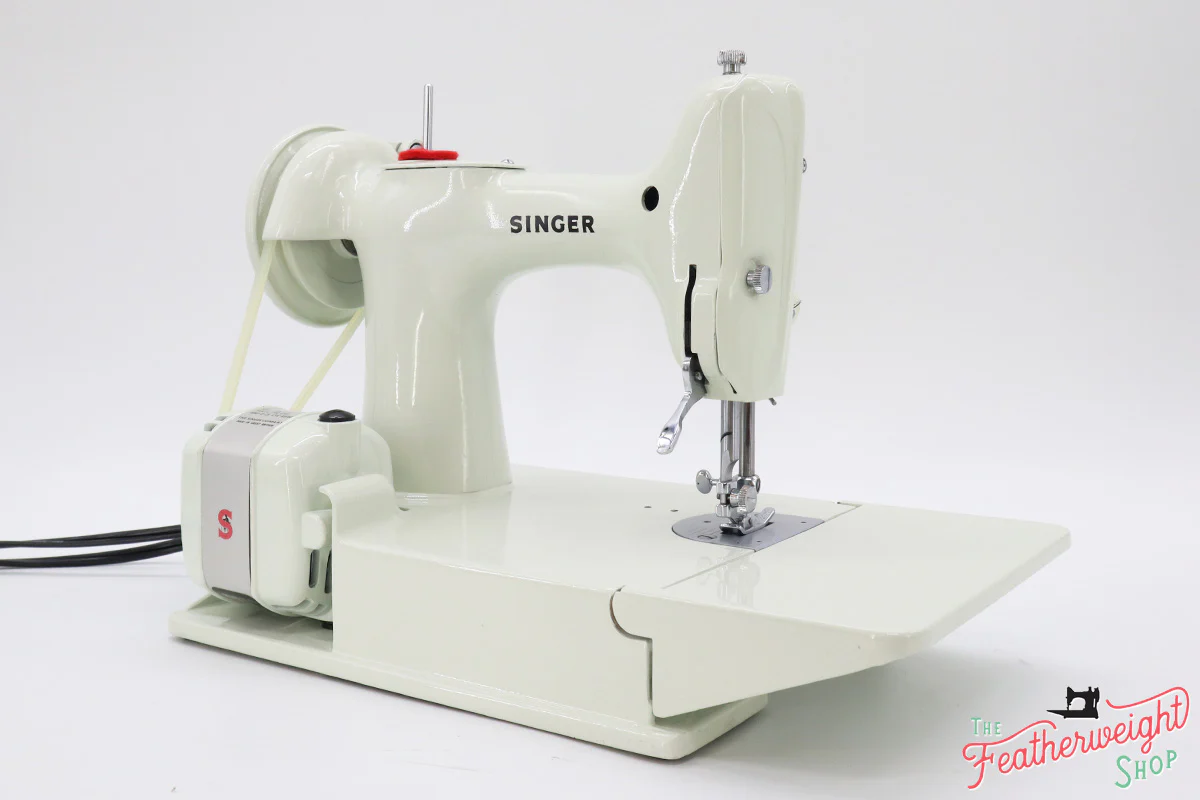 Singer Featherweight 221K Sewing Machine, British WHITE FA226*** Grade 9!!! - Image 5