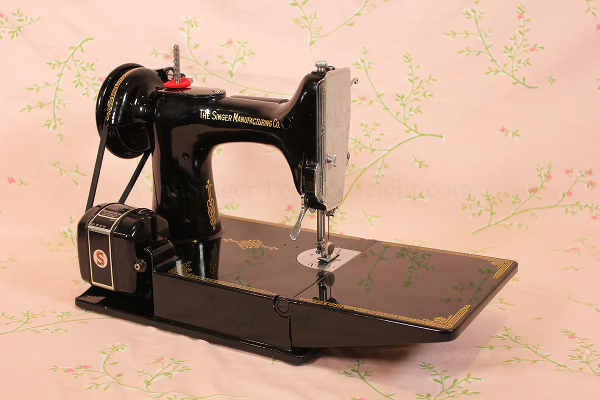 Singer Featherweight 221K Sewing Machine, Centennial EG706*** - Image 4