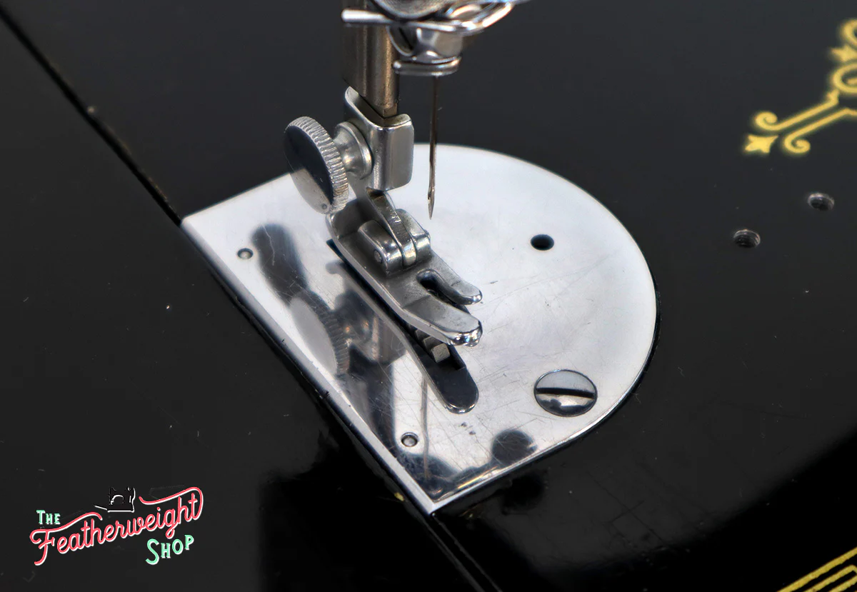 Singer Featherweight 221K Sewing Machine, EG352*** - Image 16