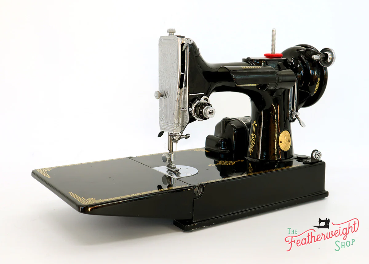 Singer Featherweight 221K Sewing Machine, EG352*** - Image 4