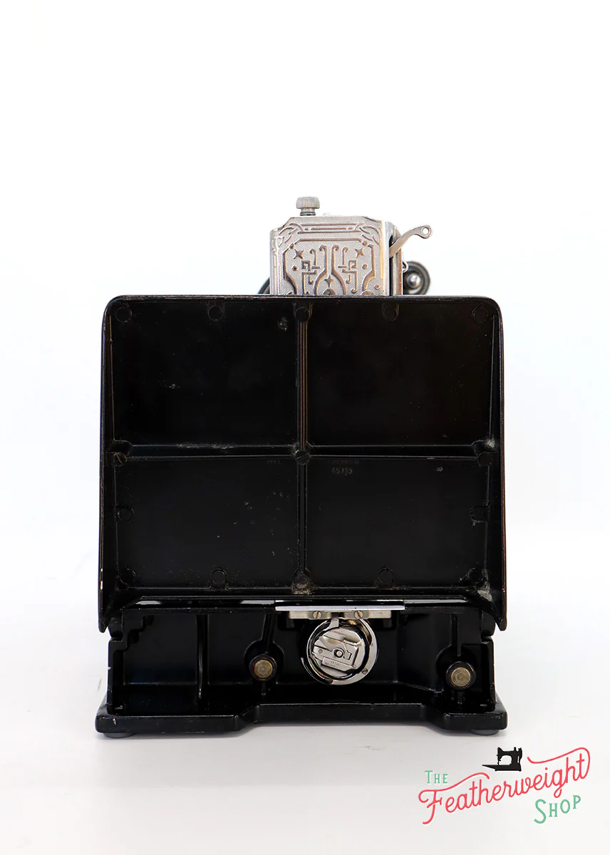 Singer Featherweight 221K Sewing Machine, EG352*** - Image 6