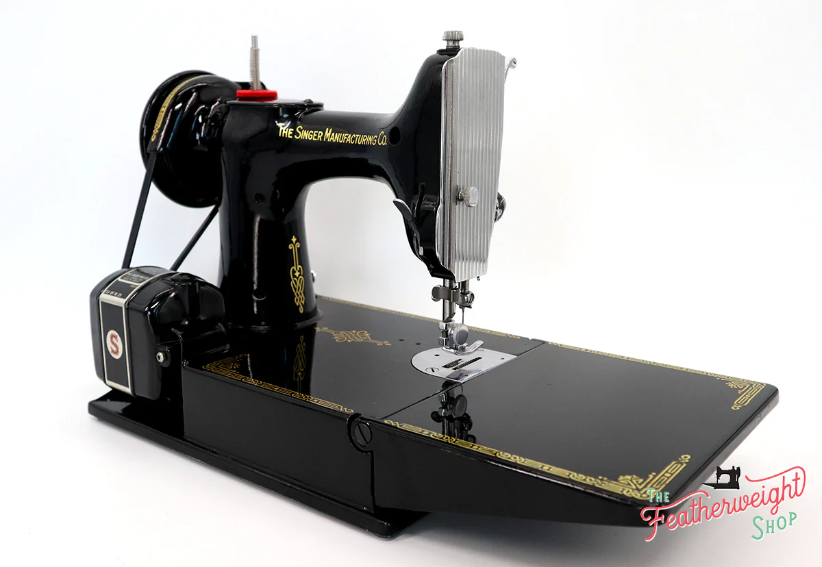 Singer Featherweight 221K Sewing Machine, EG7068** - Image 5