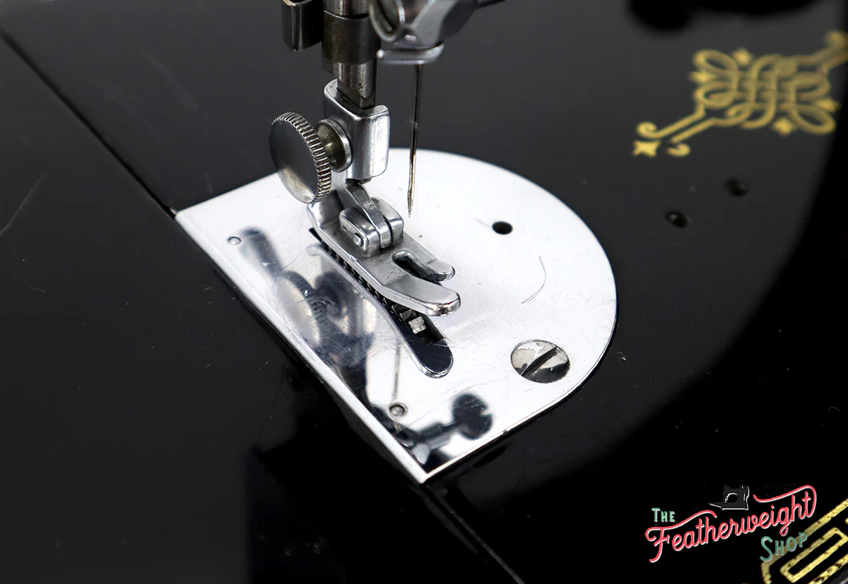 Singer Featherweight 221K Sewing Machine, EH140*** - Image 15