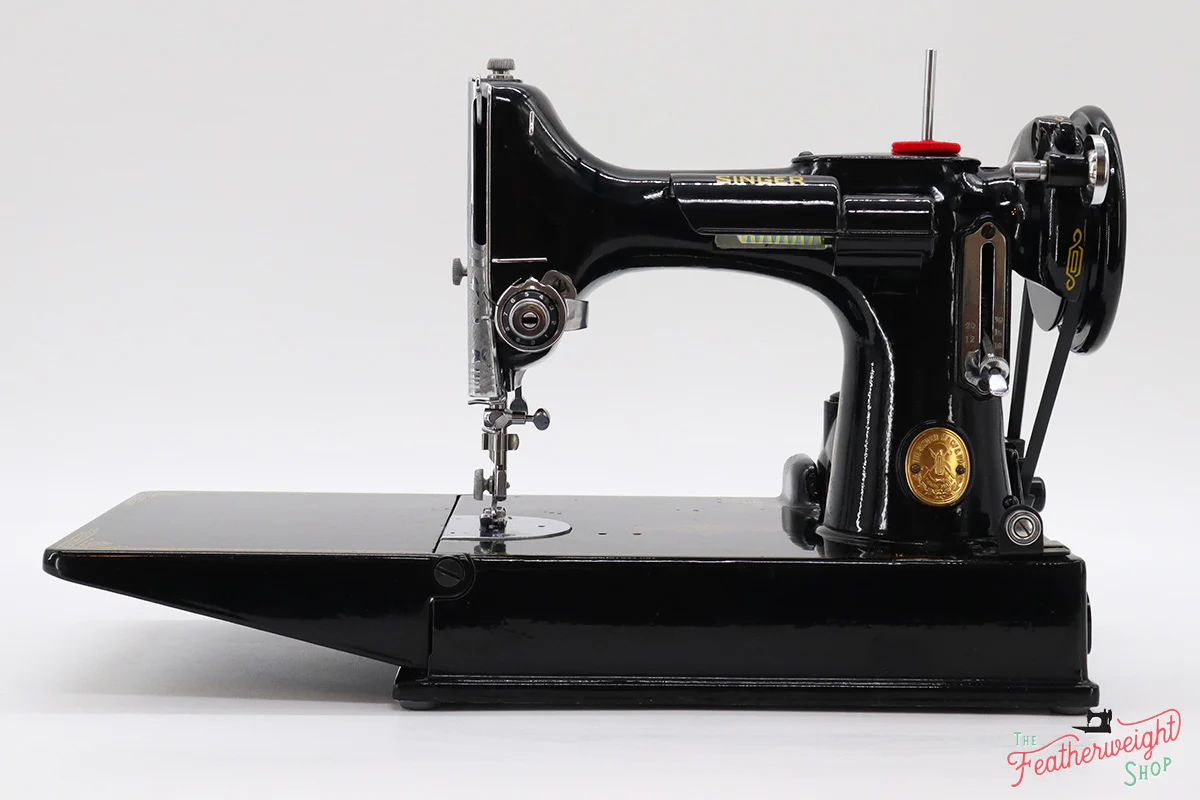 Singer Featherweight 221K Sewing Machine, French EF707*** - Image 2