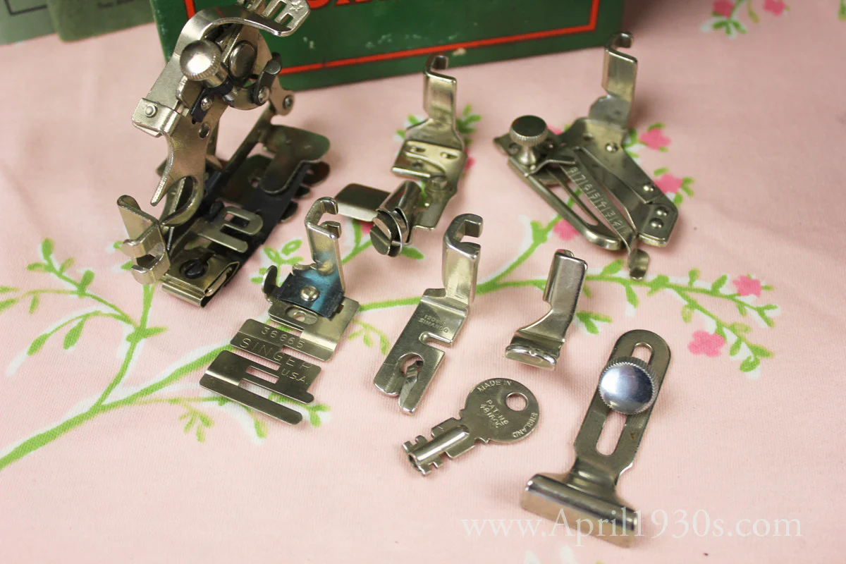 Singer Featherweight 221K Sewing Machine, French EF908*** - Image 19