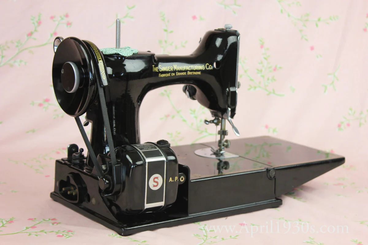 Singer Featherweight 221K Sewing Machine, French EF908*** - Image 7