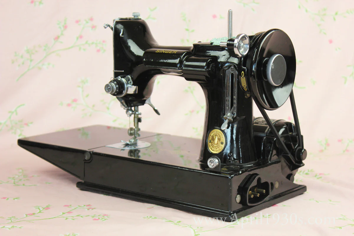 Singer Featherweight 221K Sewing Machine, French EF908*** - Image 8