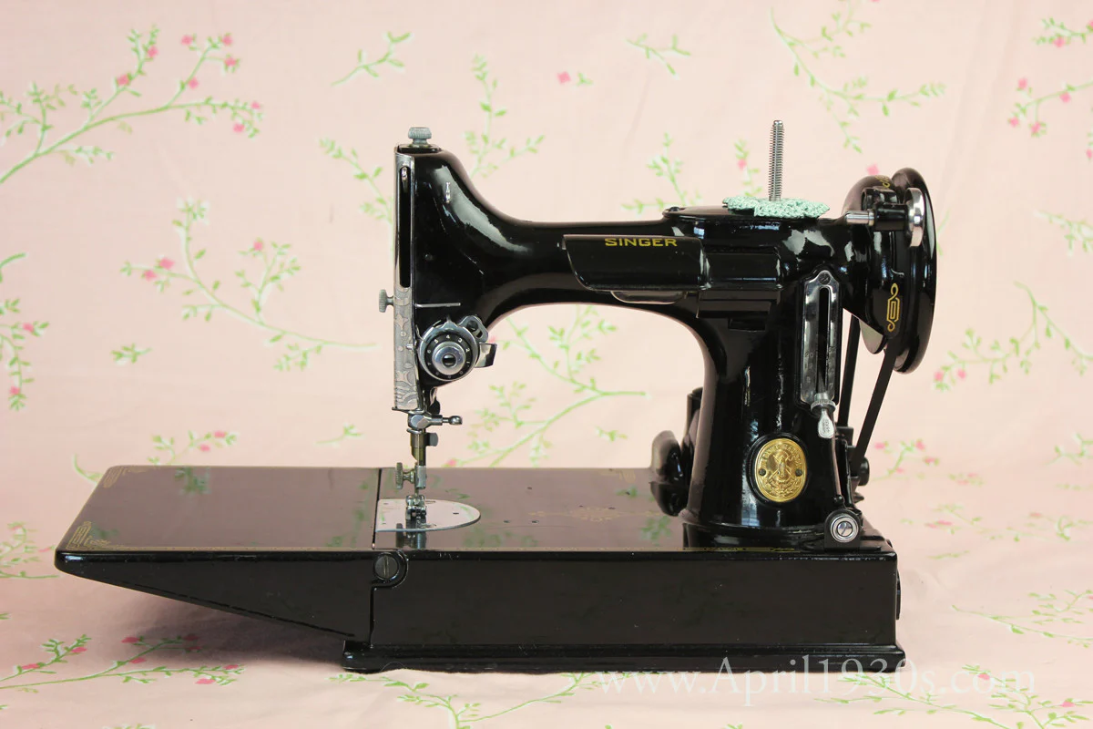 Singer Featherweight 221K Sewing Machine, French EF908*** - Image 9